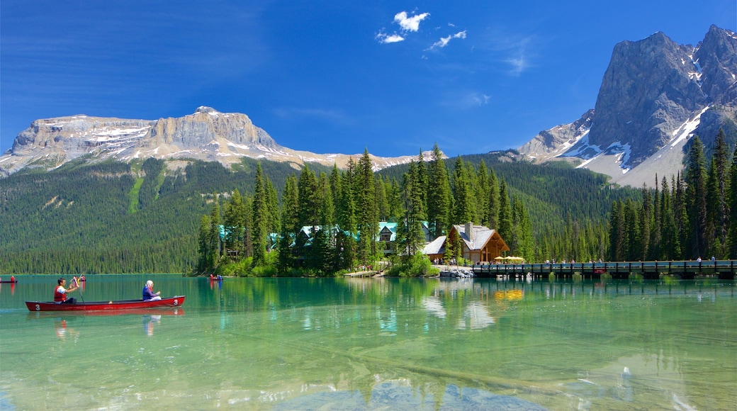 Yoho National Park que incluye montañas, un lago o abrevadero y una pequeña ciudad o pueblo