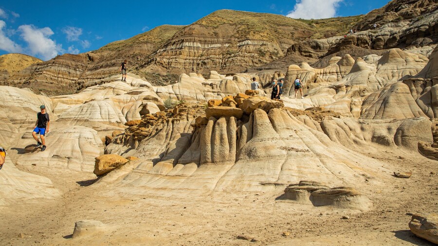 Drumheller Hoodoos which includes a gorge or canyon and mountains