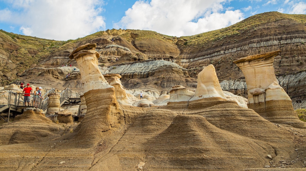 Drumheller Hoodoos which includes a gorge or canyon and mountains
