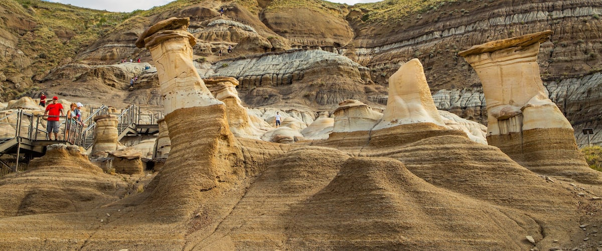Drumheller Hoodoos which includes a gorge or canyon and mountains
