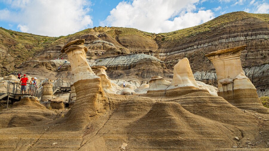 Drumheller Hoodoos which includes a gorge or canyon and mountains