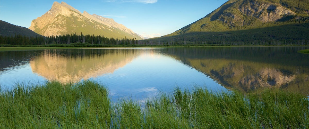 Banff which includes landscape views, mountains and a lake or waterhole