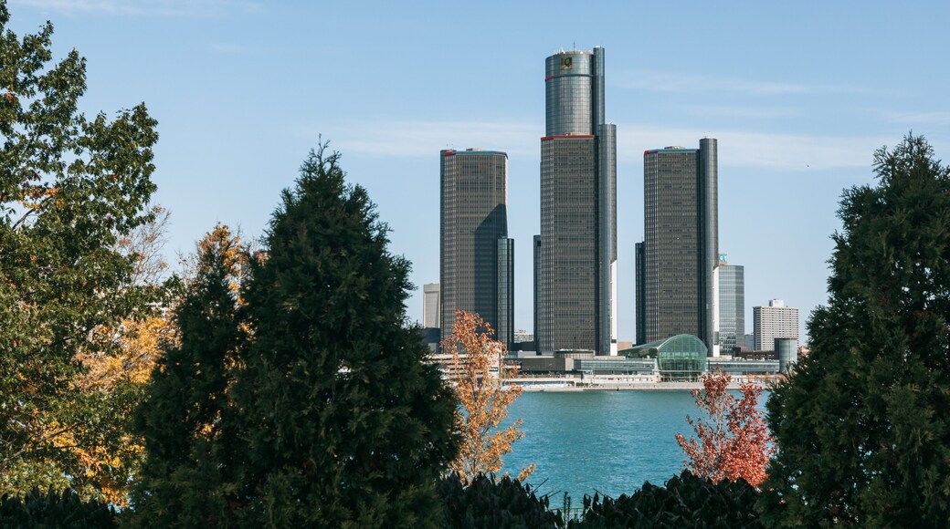 Dieppe Gardens showing a skyscraper, a bay or harbor and a city