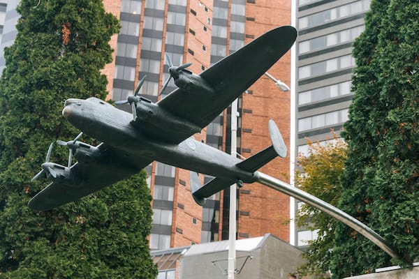 Dieppe Gardens which includes outdoor art and a city