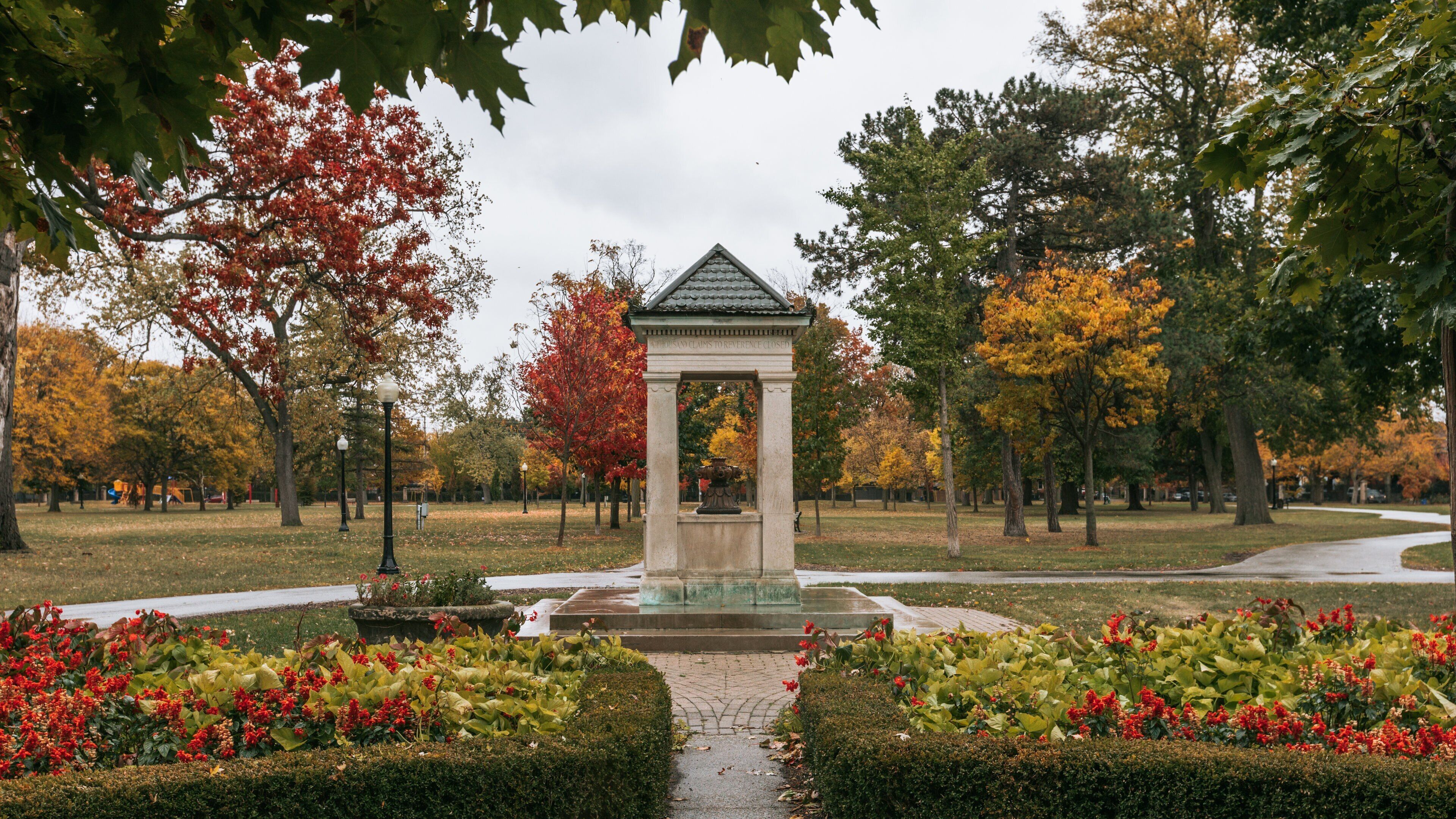 Willistead Manor showing autumn leaves, a garden and flowers