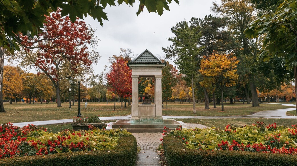 Willistead Manor showing autumn leaves, a garden and flowers