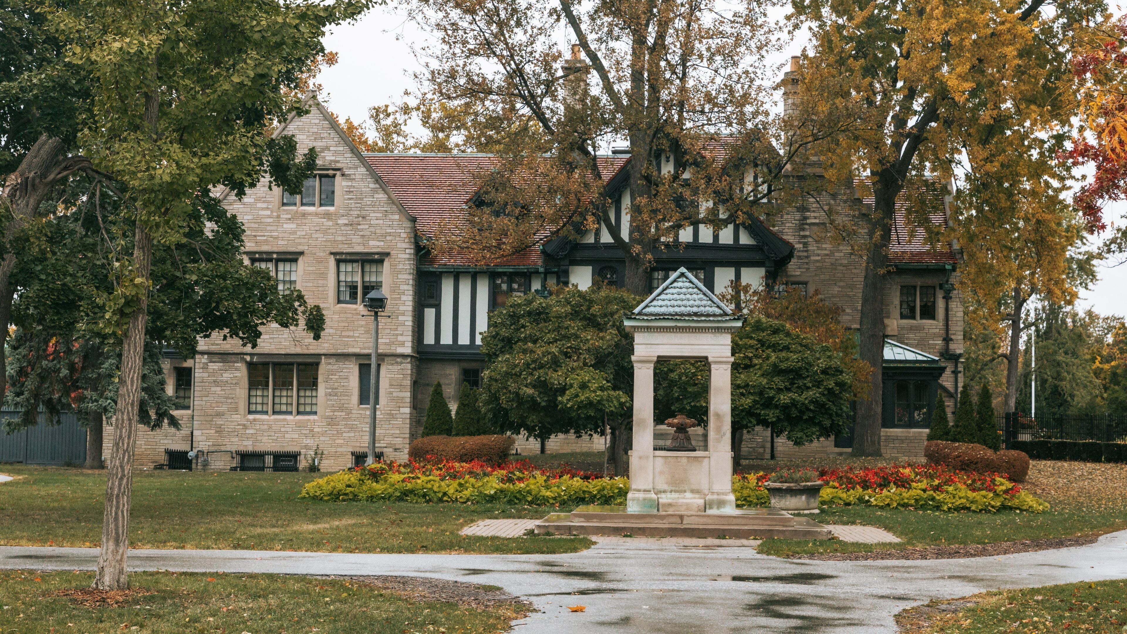 Willistead Manor showing a house and a garden