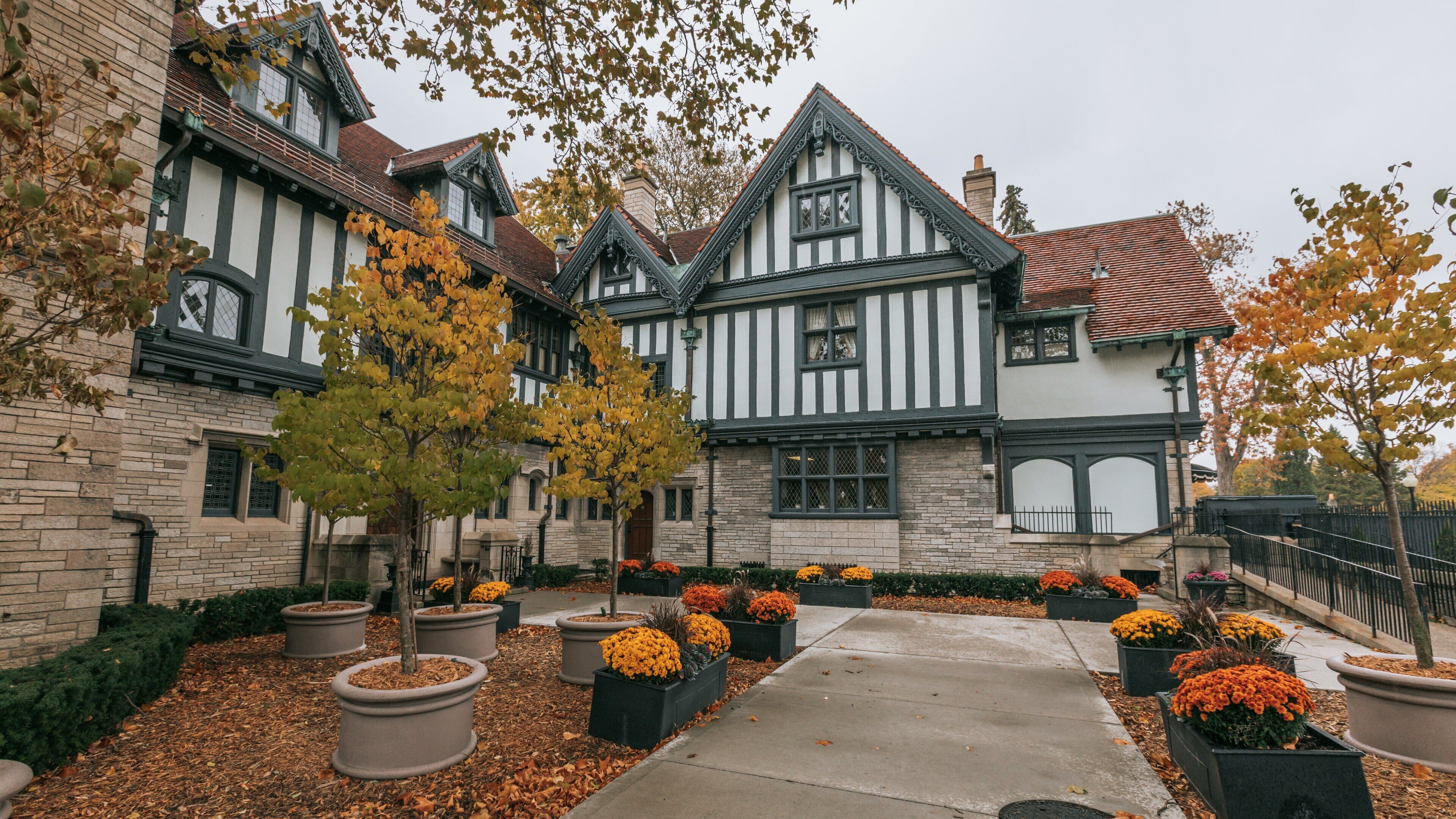 Willistead Manor which includes a house, fall colors and heritage elements