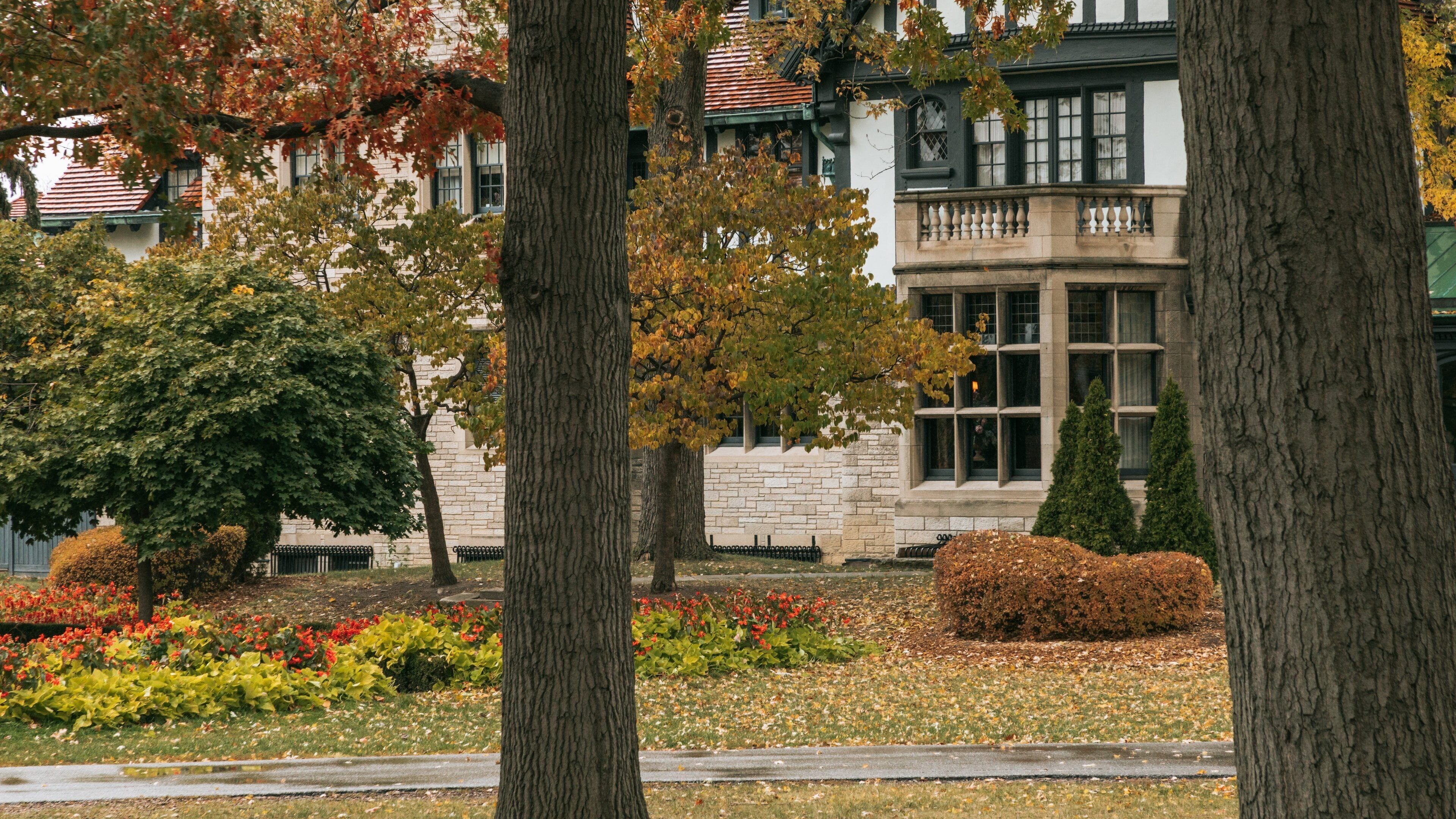 Willistead Manor showing fall colors and a garden