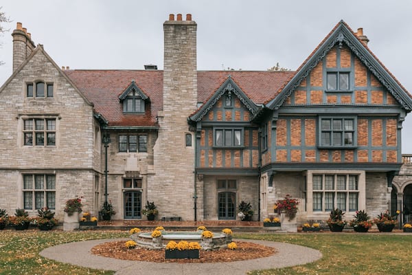 Un grand bâtiment en pierre, doté d’une façade en briques et d’une cheminée en pierre.