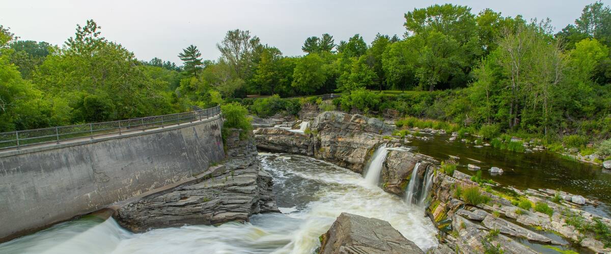 Hog\'s Back Falls which includes a river or creek and rapids