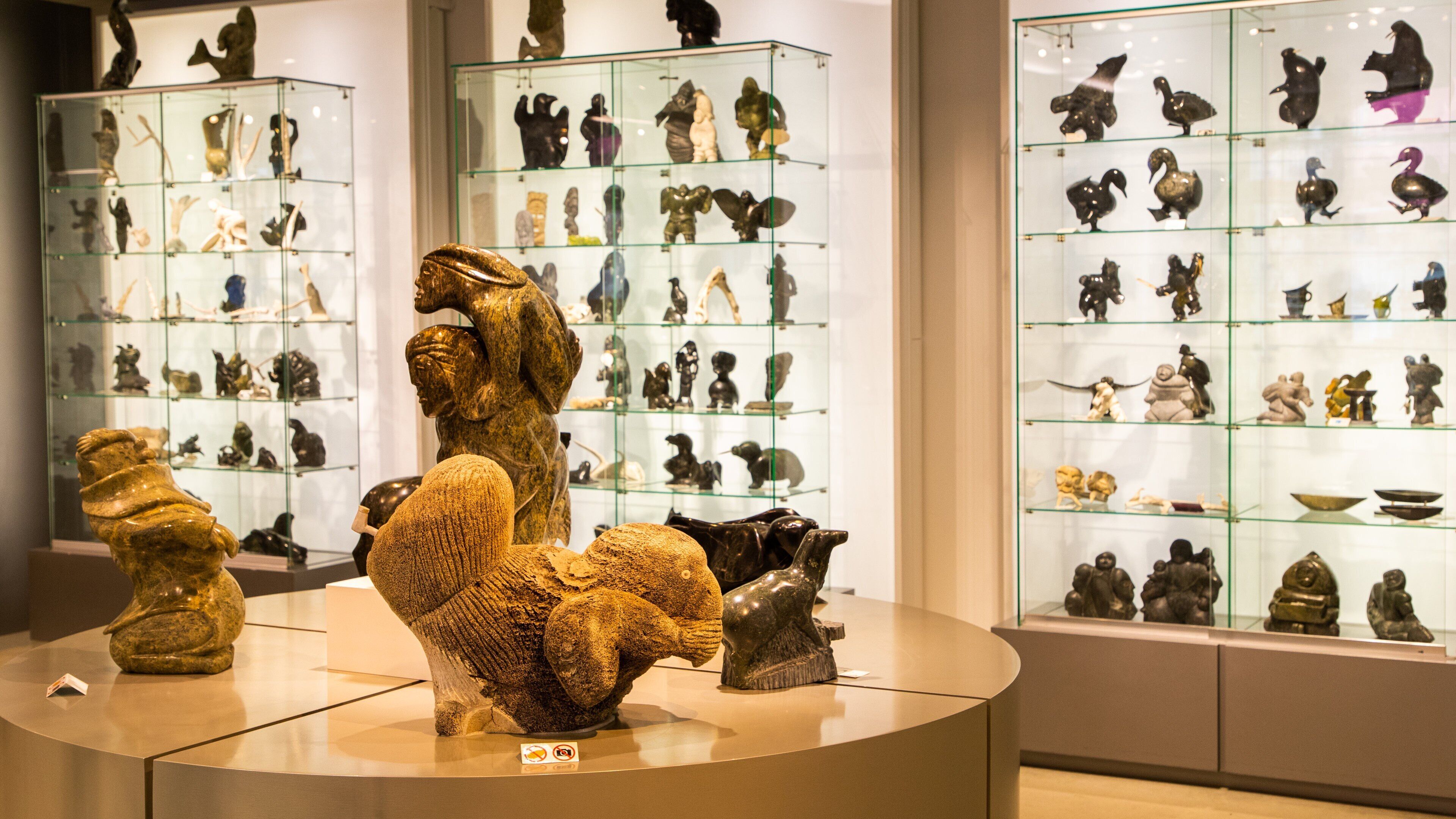 Musee d\'Art Inuit Brousseau featuring interior views