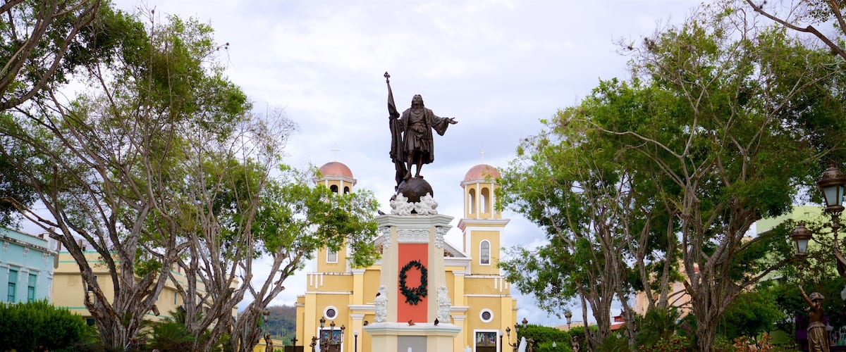 Christopher Columbus Statue showing a statue or sculpture and a fountain