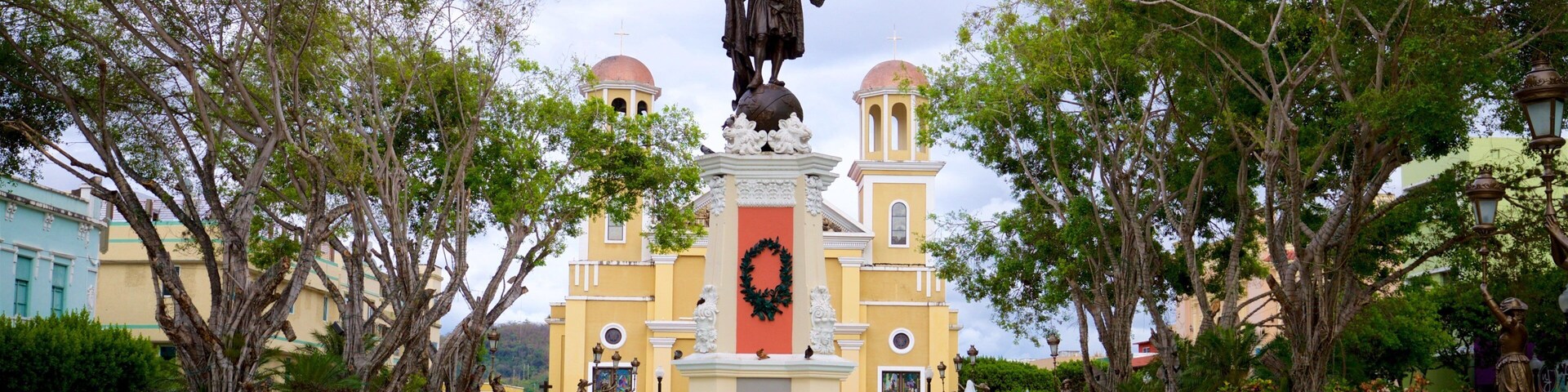 Christopher Columbus Statue showing a statue or sculpture and a fountain
