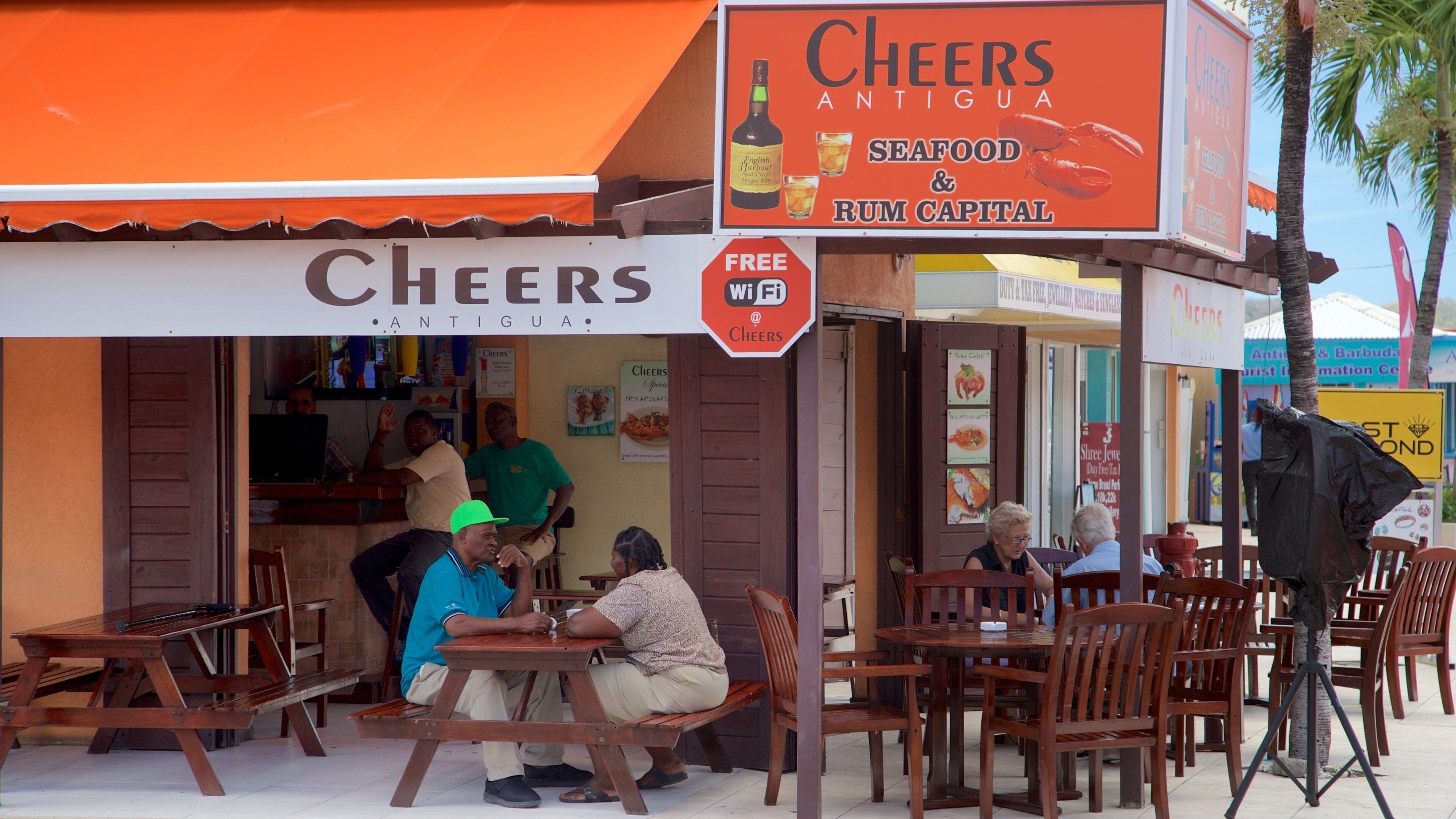 Heritage Quay som inkluderer spise utendørs og skilt i tillegg til en liten gruppe med mennesker