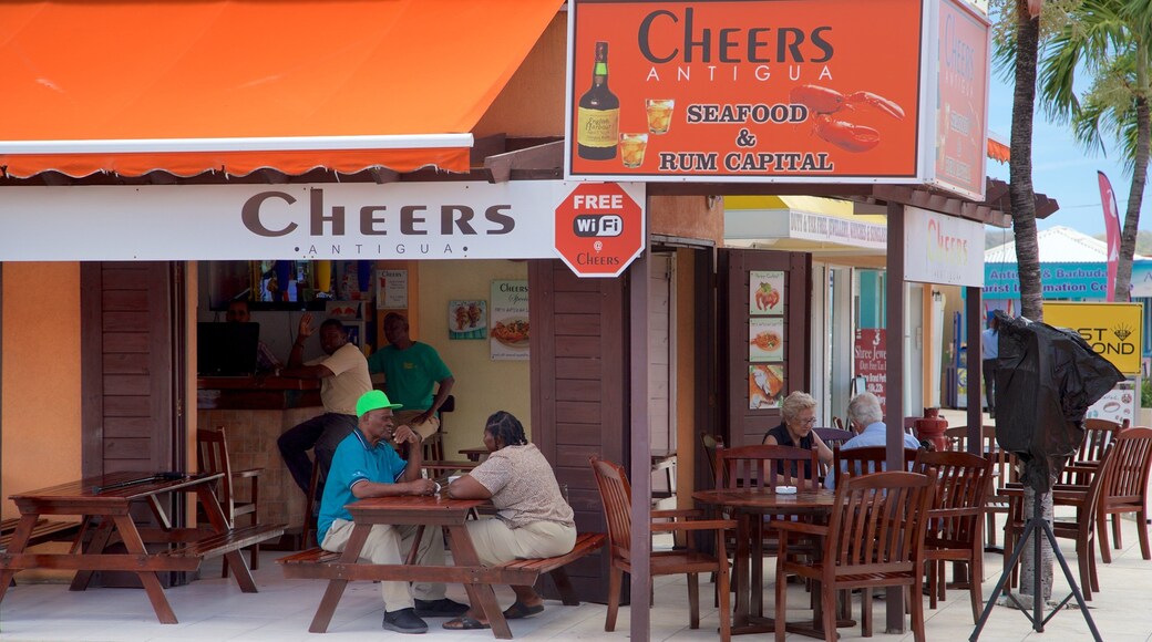 Heritage Quay som inkluderer spise utendørs og skilt i tillegg til en liten gruppe med mennesker