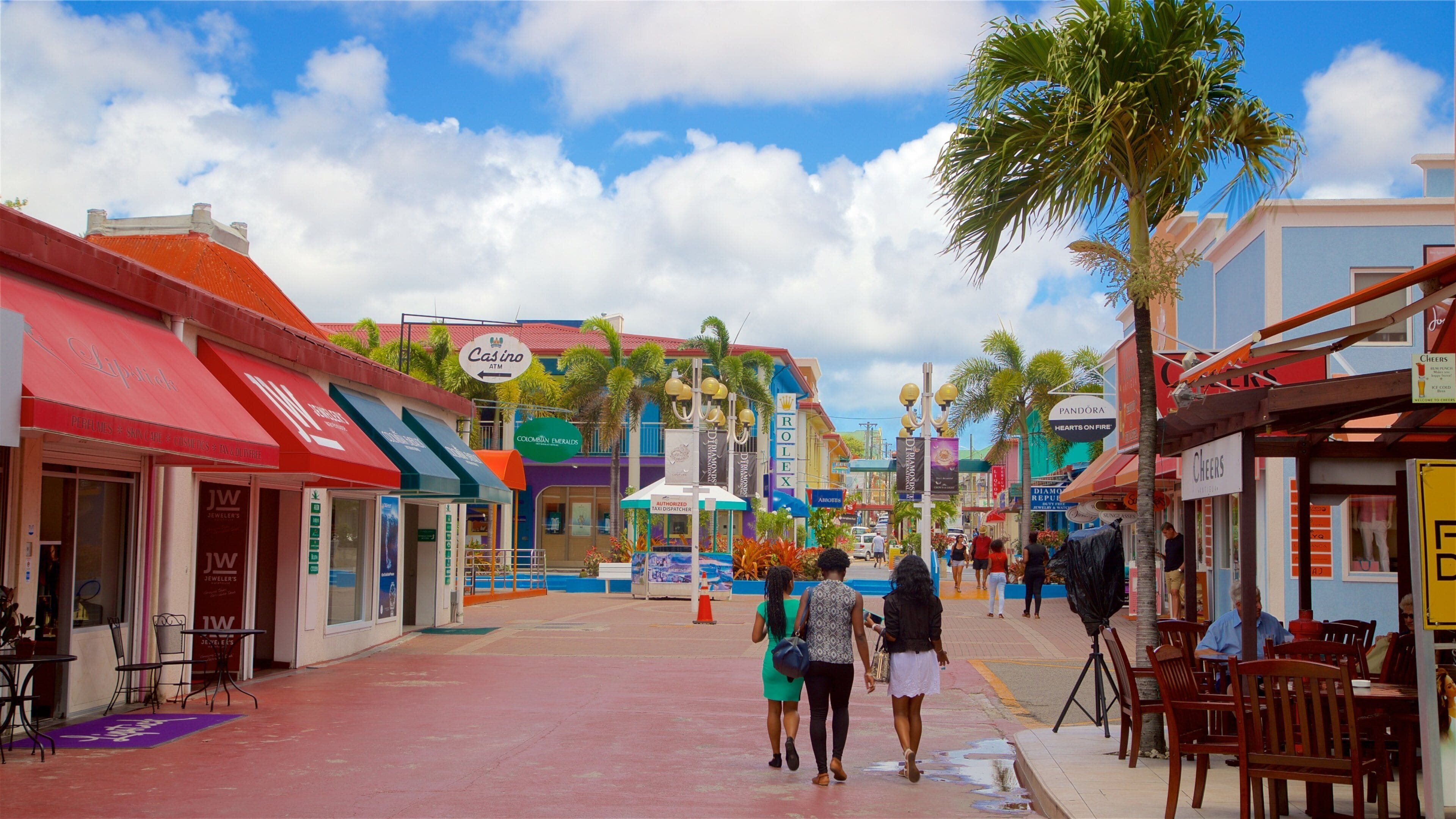 Heritage Quay assim como um pequeno grupo de pessoas