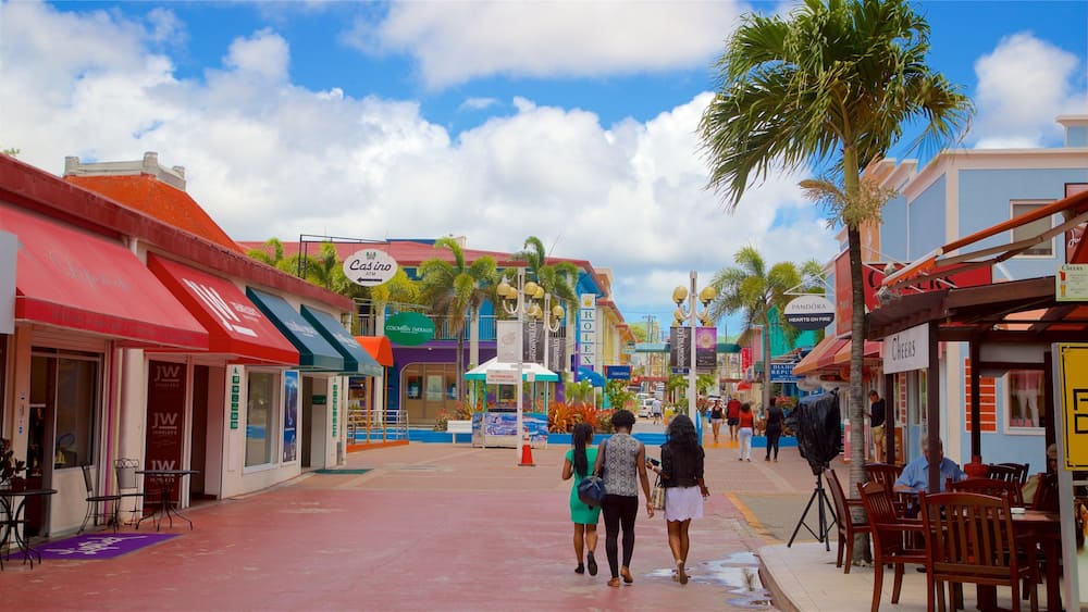 Une rue animée bordée de boutiques, d’un casino et de palmiers.