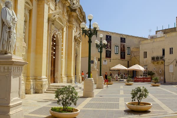 Rabat ofreciendo patrimonio de arquitectura, elementos religiosos y una iglesia o catedral