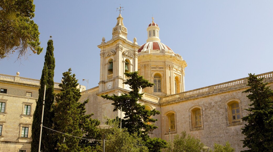 Rabat que incluye elementos religiosos, arquitectura patrimonial y una iglesia o catedral