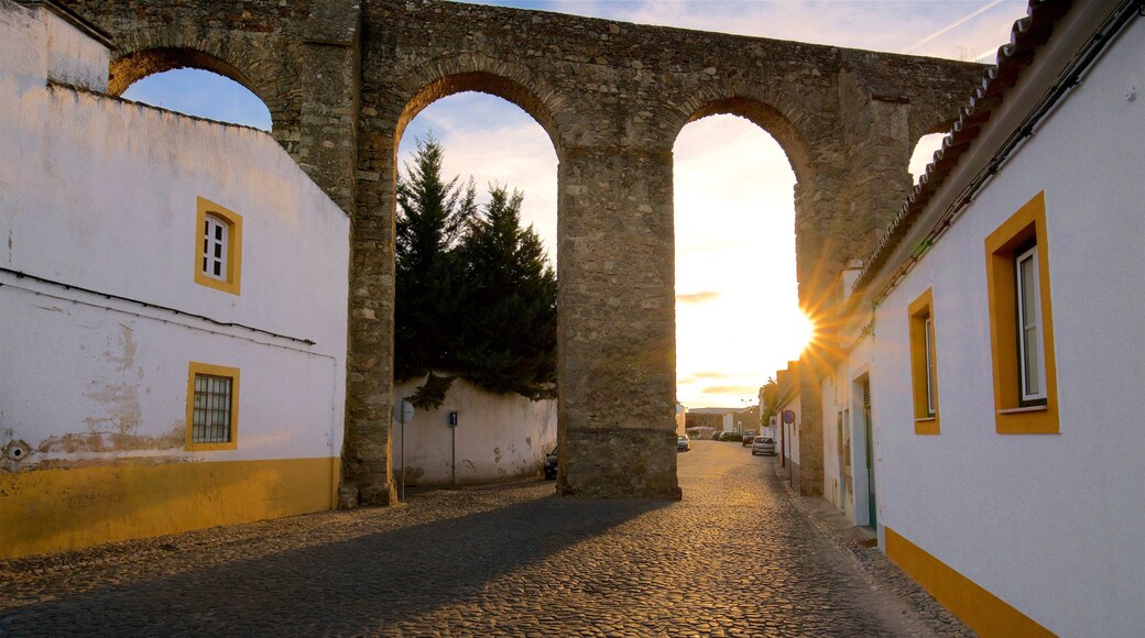 Aqueduto da Ăgua de Prata qui includes patrimoine historique et coucher de soleil