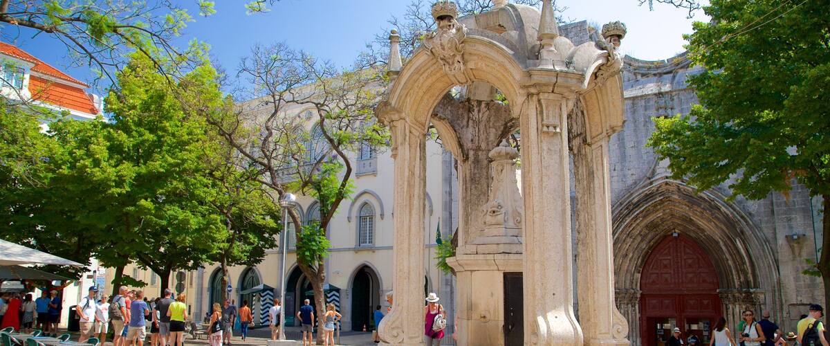 Carmo Convent showing street scenes and heritage elements as well as a small group of people