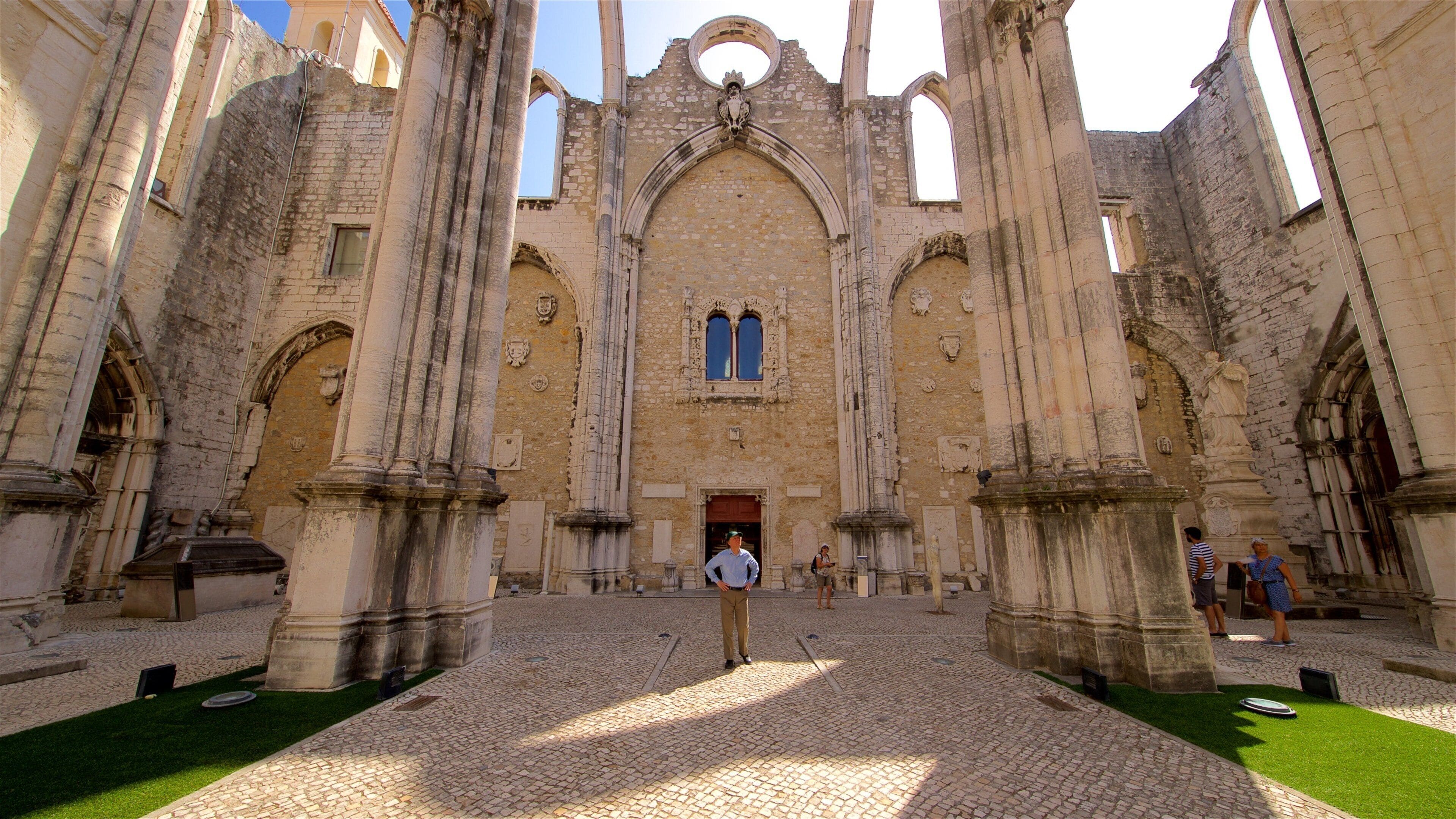 Carmo Convent showing heritage architecture and street scenes as well as an individual male