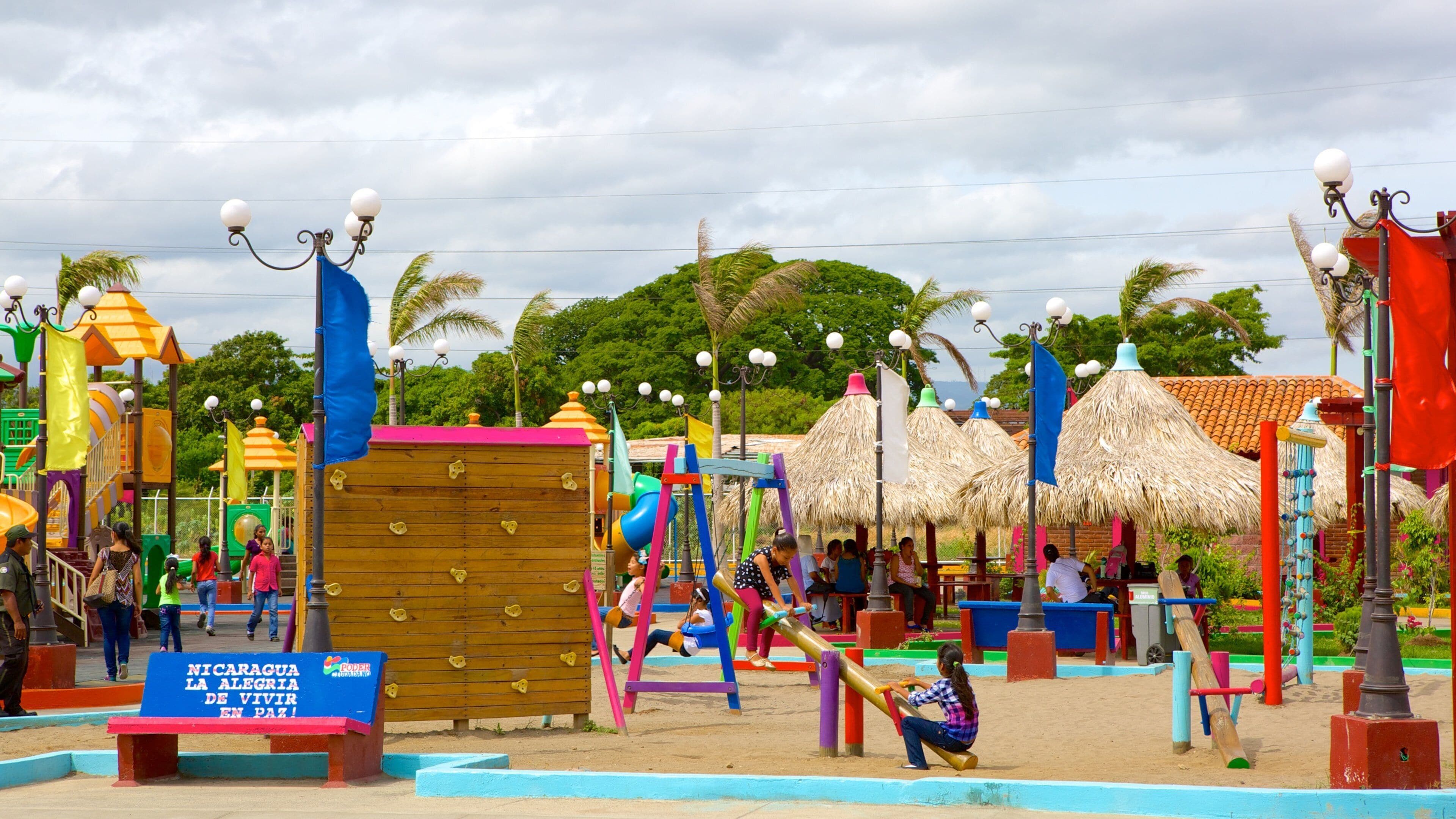 Managua joka esittää leikkikenttä sekä lapset