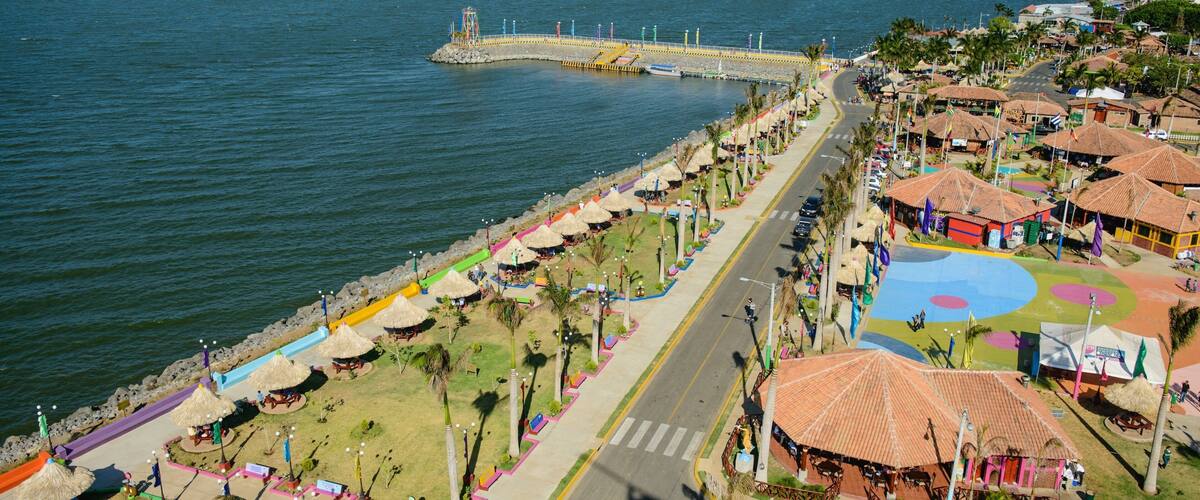 Puerto Salvador Allende showing general coastal views and a luxury hotel or resort