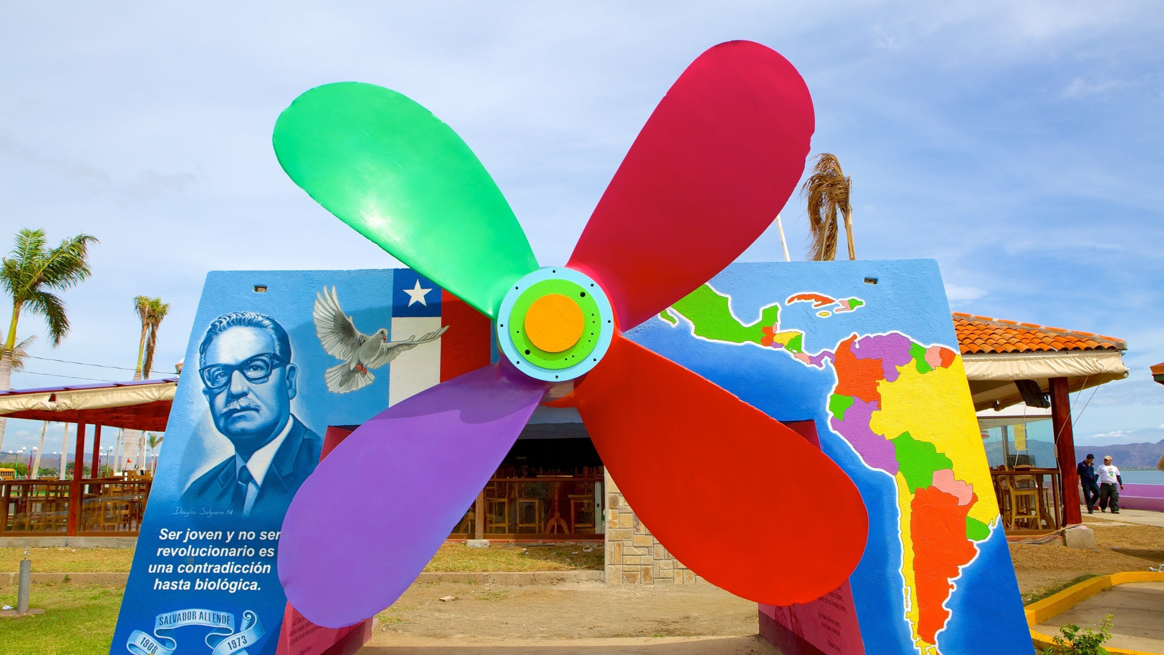 Managua showing outdoor art and art