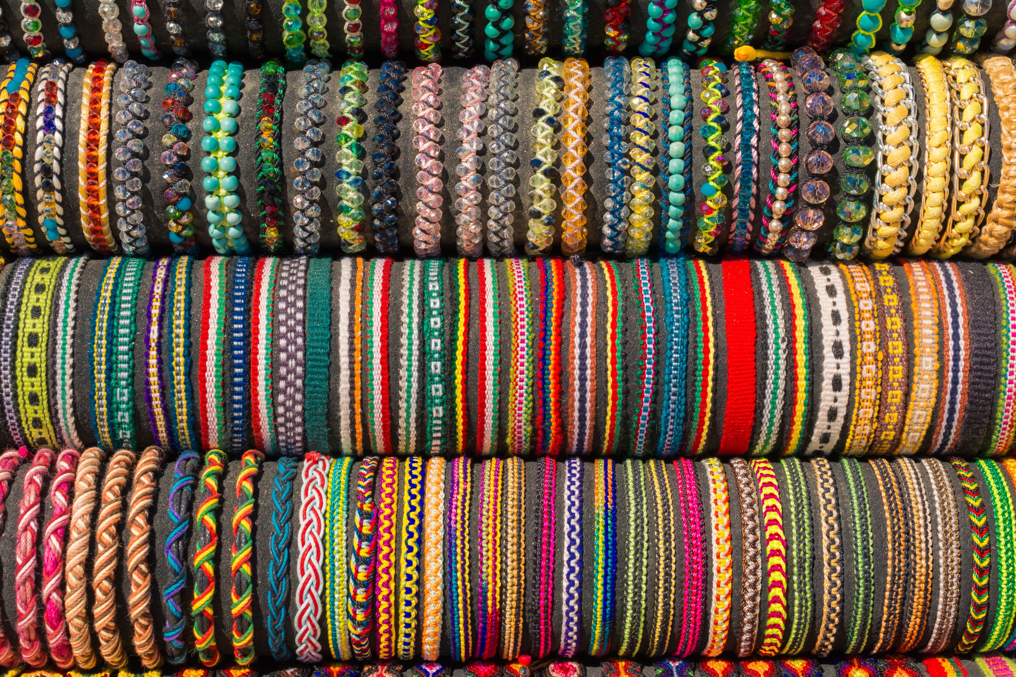 Muchas pulseras de tela del artesano.