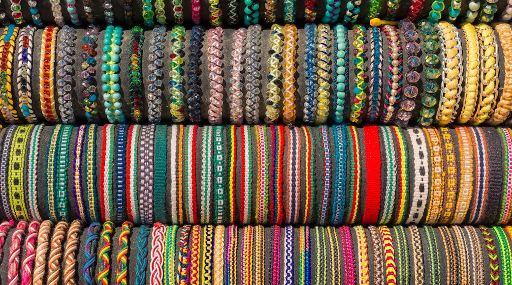 Muchas pulseras de tela del artesano.
