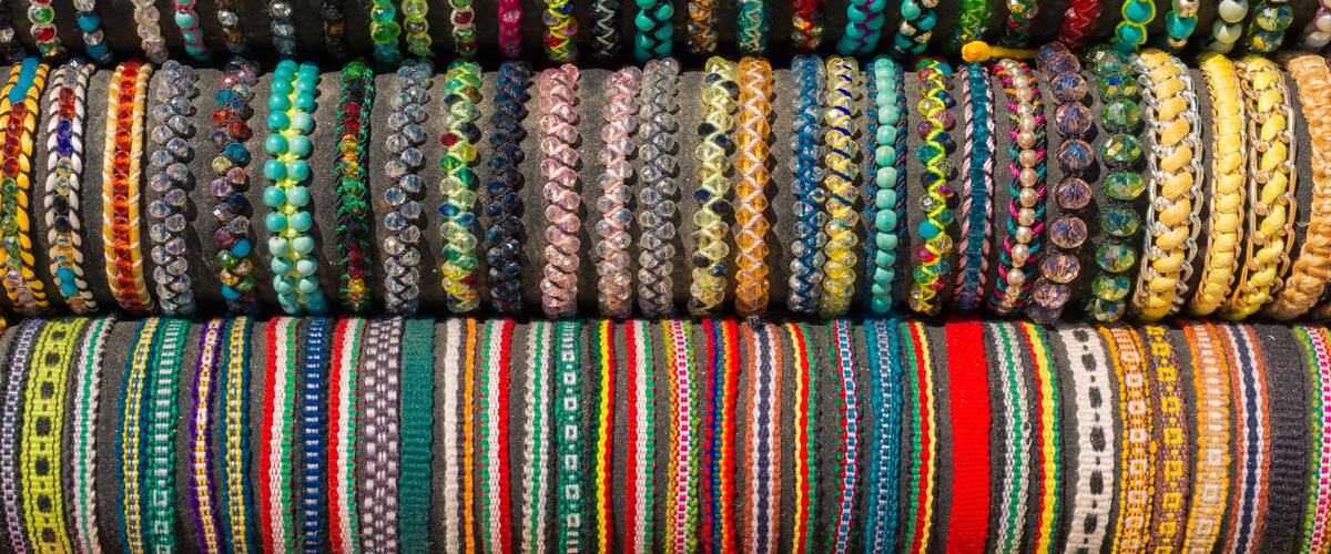 Muchas pulseras de tela del artesano.