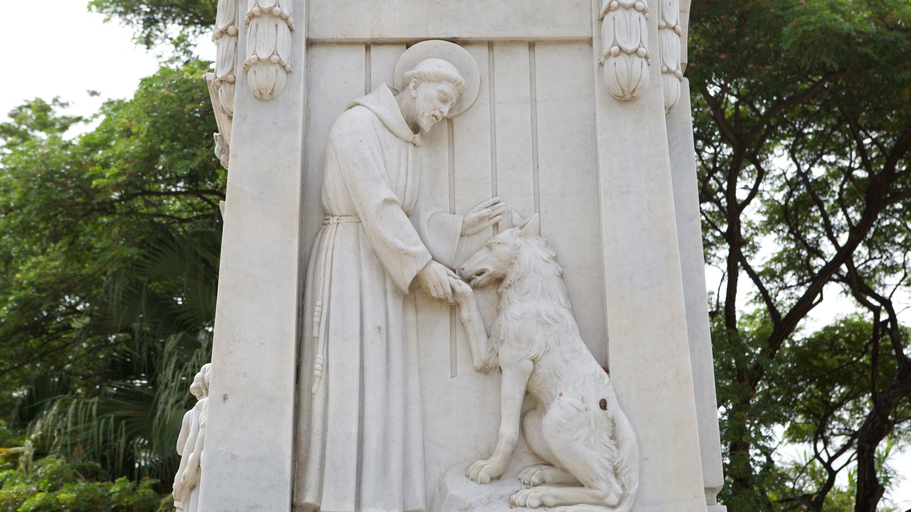 Managua featuring a statue or sculpture