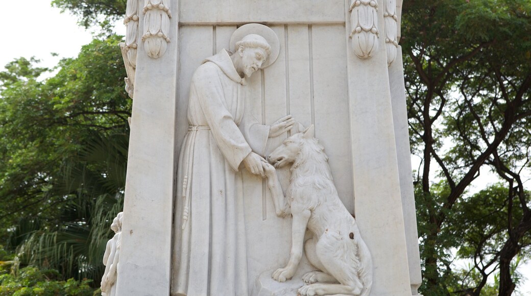 Managua featuring a statue or sculpture