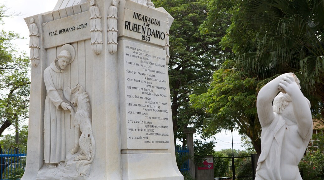 Managua which includes a statue or sculpture