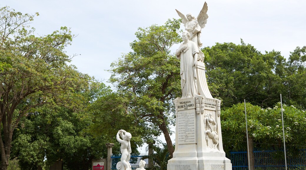 Managua showing a statue or sculpture