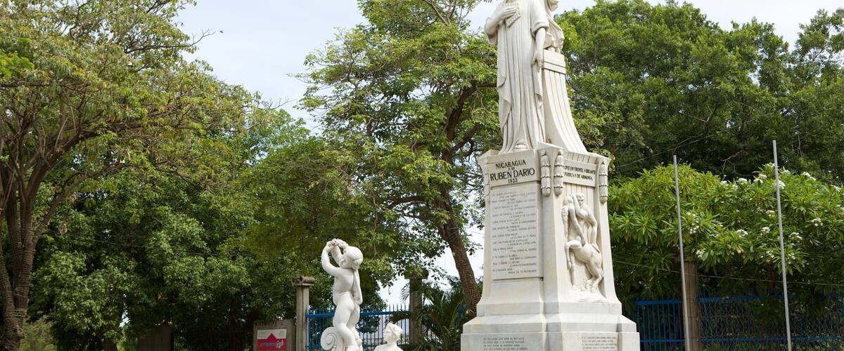 Managua ofreciendo una estatua o escultura