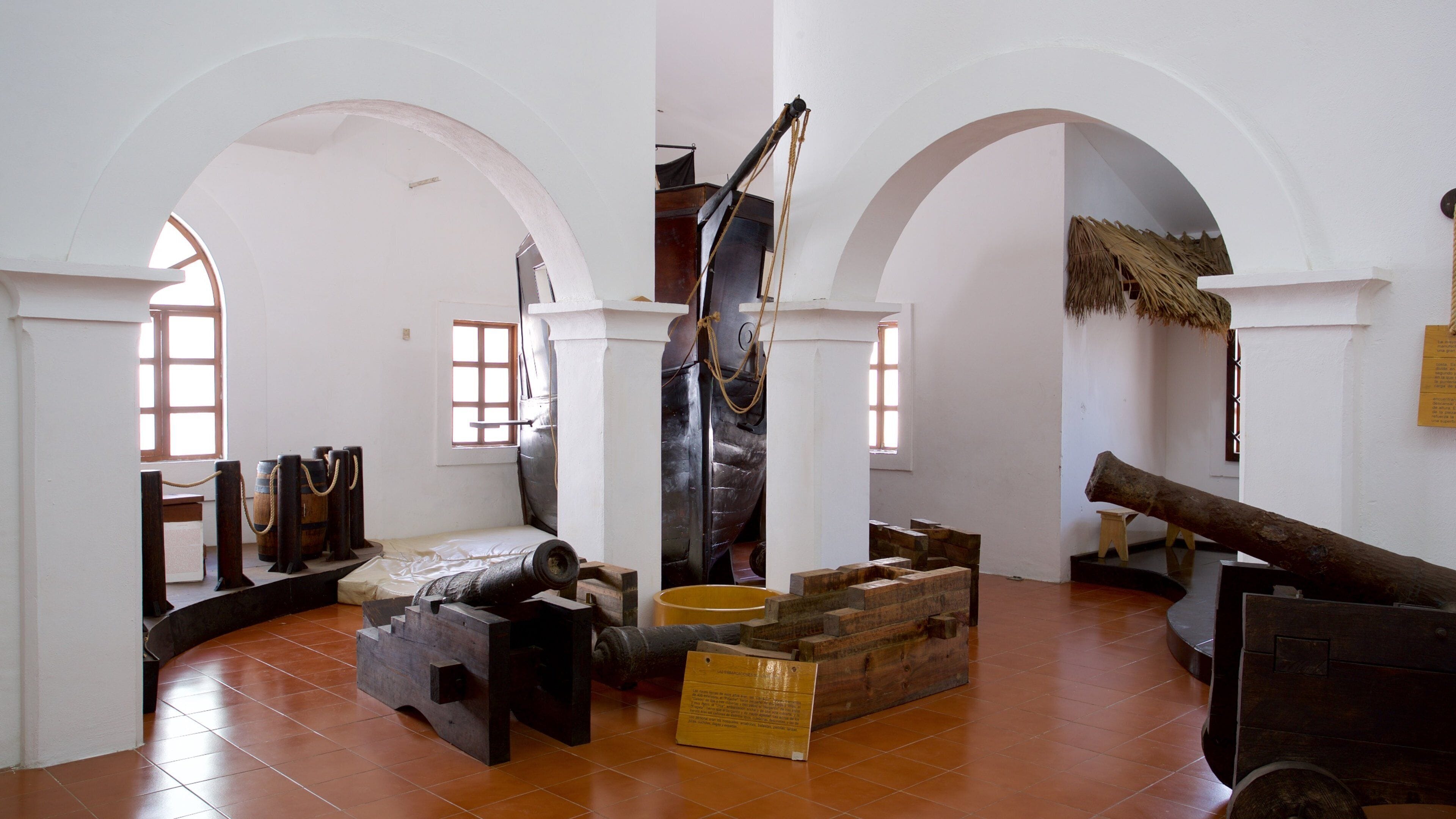 Musée Victoriano Nieves Céspedes mettant en vedette articles militaires, patrimoine historique et vues intérieures