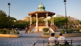 Parque Zaragoza que incluye un jardín y una puesta de sol y también una pareja