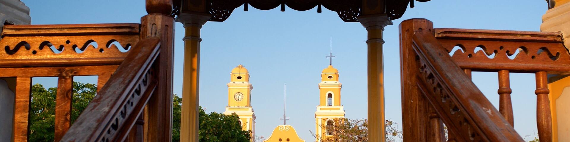 Zaragoza Park featuring heritage elements