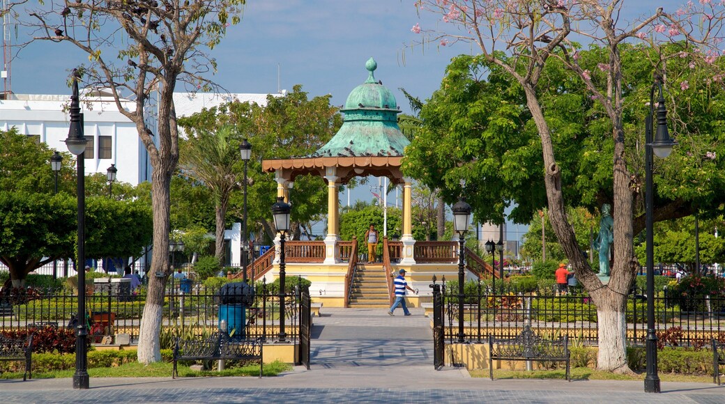 Parque de Atracciones de Zaragoza mostrando elementos de patrimônio e um jardim
