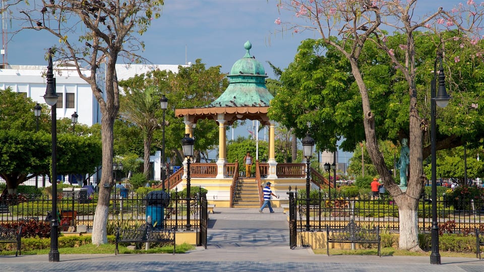 Parque Zaragoza ofreciendo elementos patrimoniales y un parque