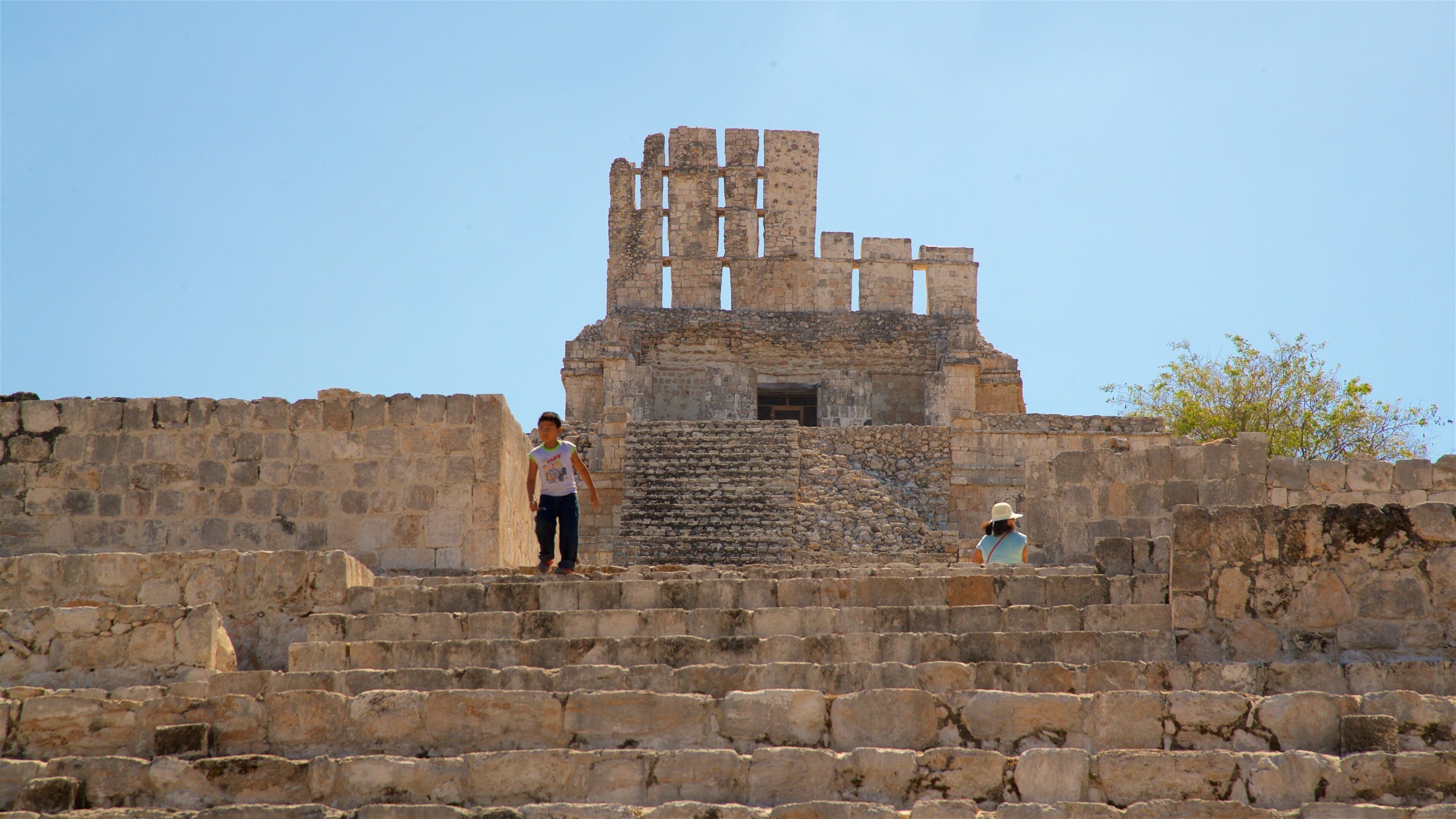 Ruinas de Edzna que incluye elementos patrimoniales