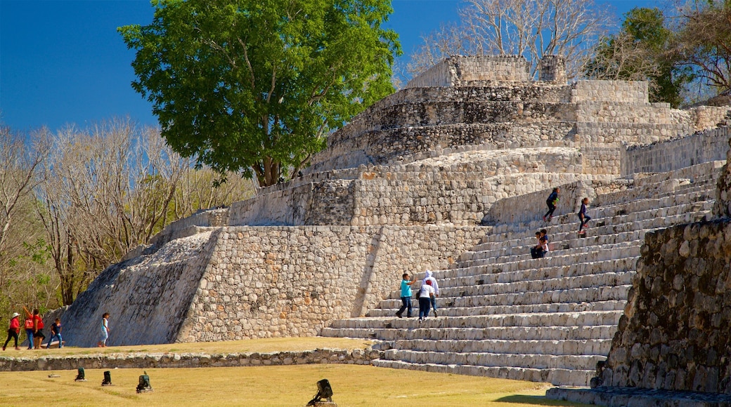 Edzna Ruins showing heritage architecture as well as a small group of people