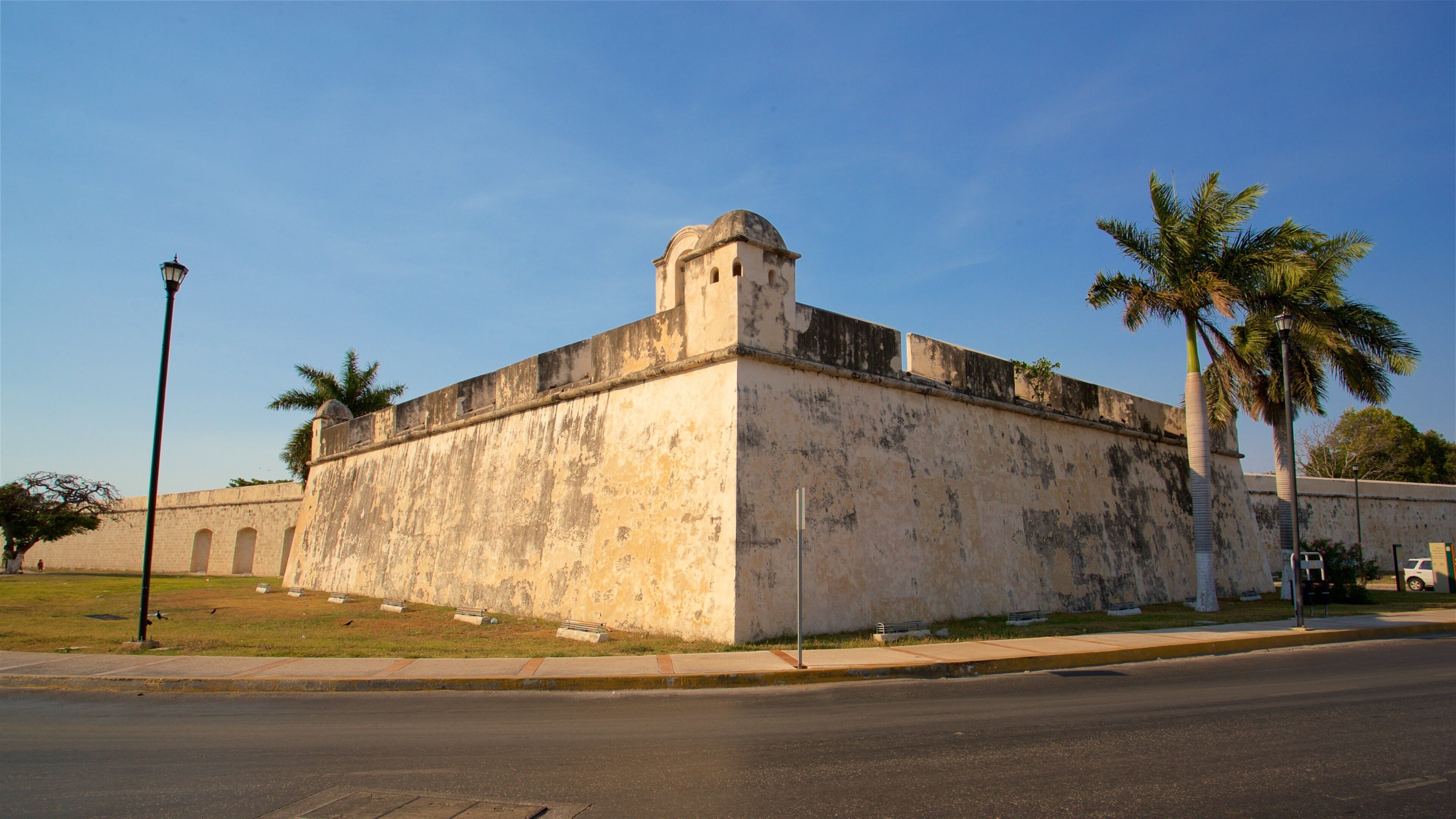 Baluarte de San Juan showing heritage architecture and a sunset