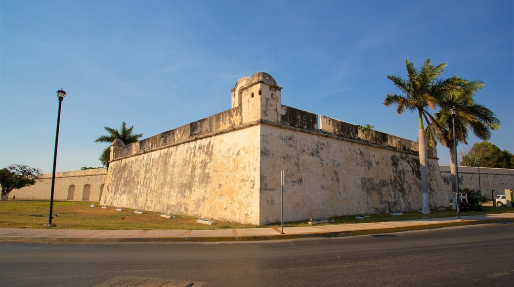 Baluarte de San Juan showing heritage architecture and a sunset