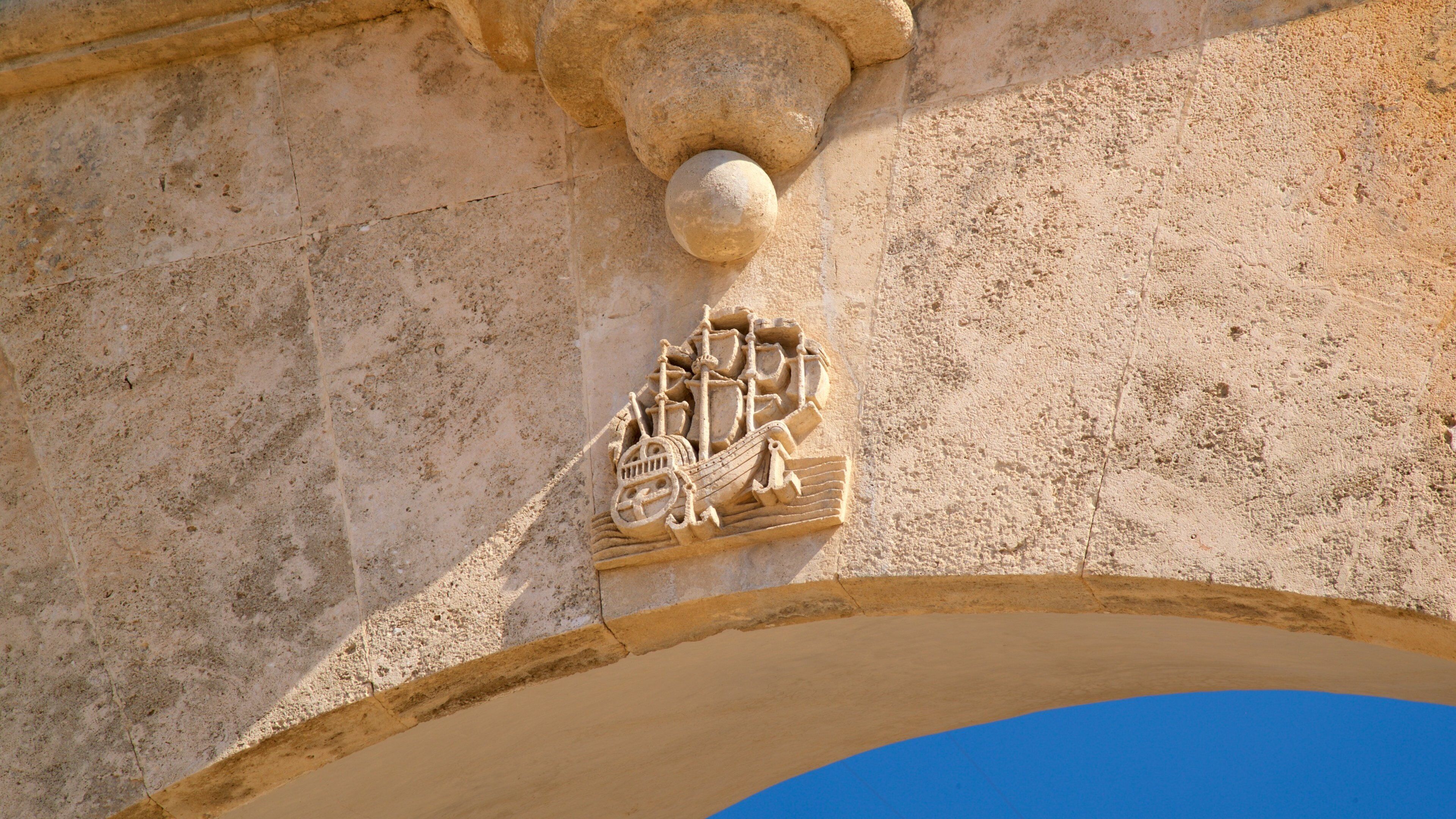 Porte de mer mettant en vedette patrimoine historique