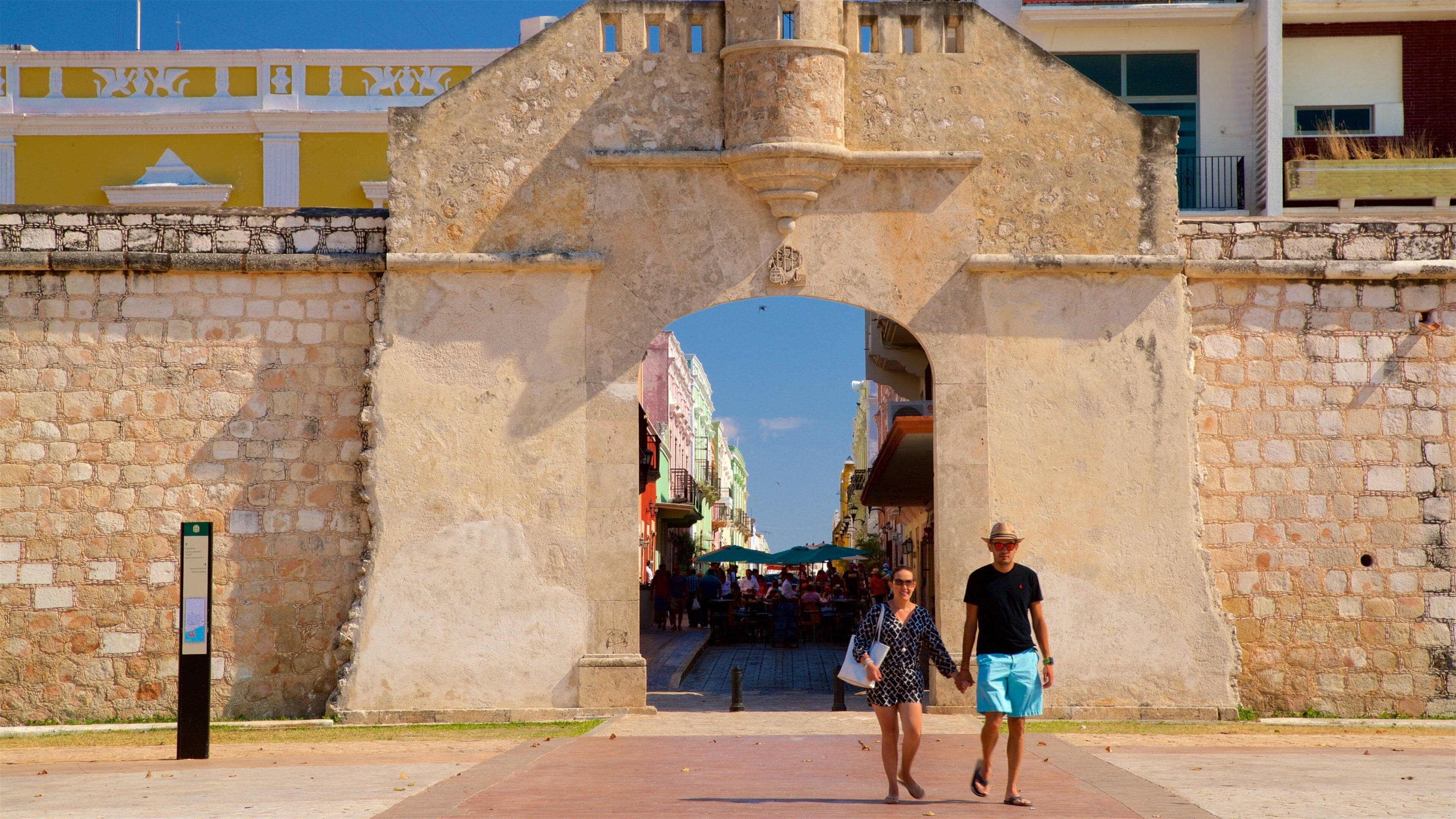 Monumento Puerta del mar mostrando elementos patrimoniales y también una familia