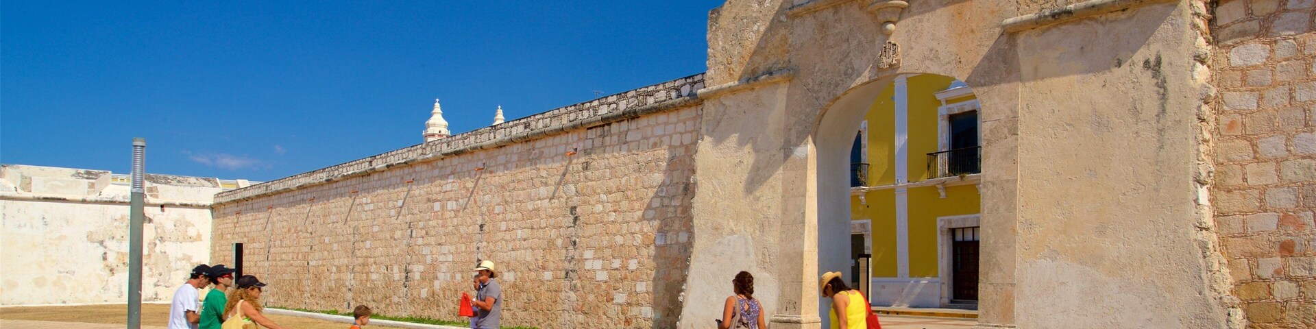 Sea Gate que inclui elementos de patrimônio assim como uma família